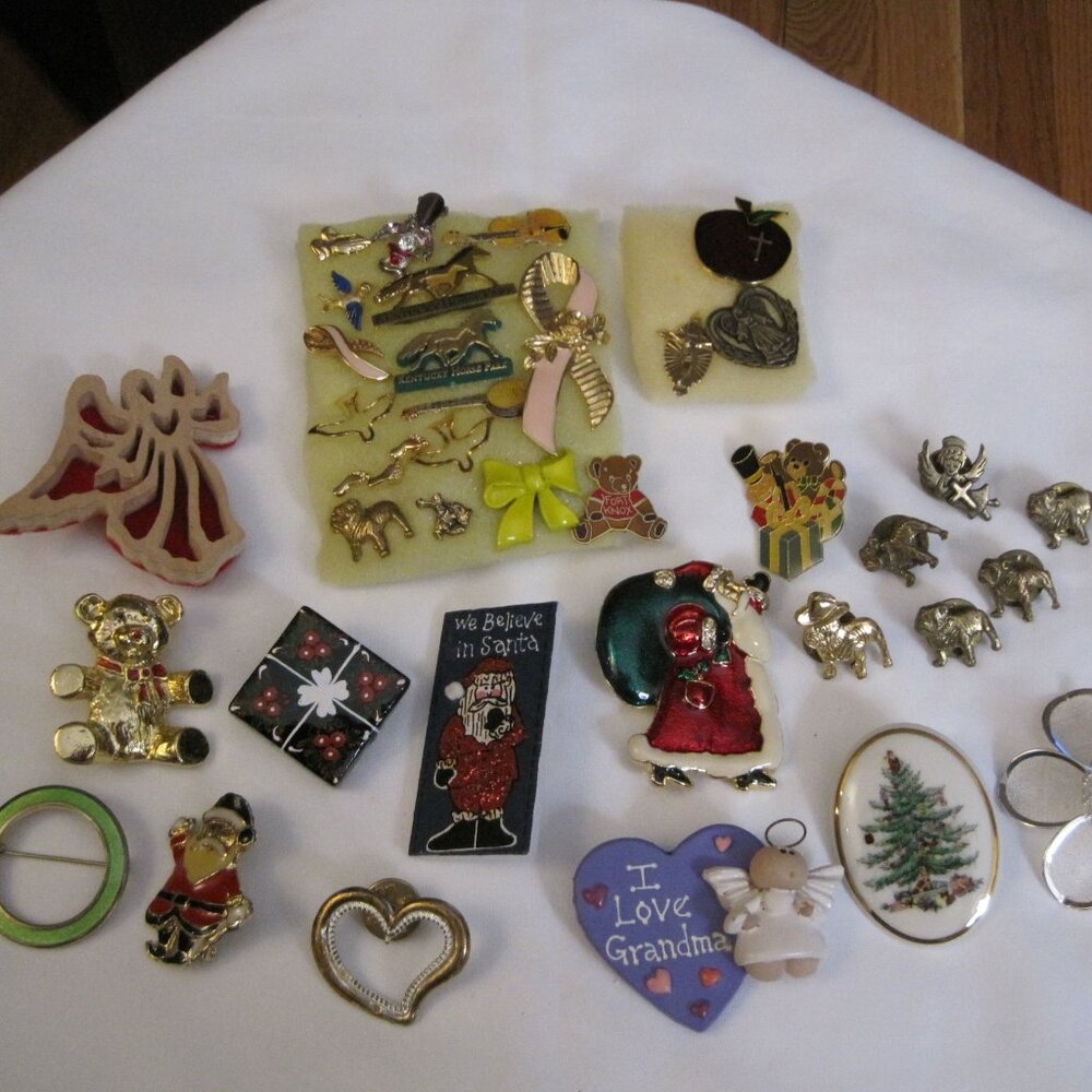 Lot of 37 Vintage/Retro Ladies Brooches/Pins
